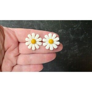 Daisy Flower Plastic Stud Earrings Vintage Costume Jewelry READ Description